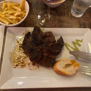 Tira de asado con papas fritas