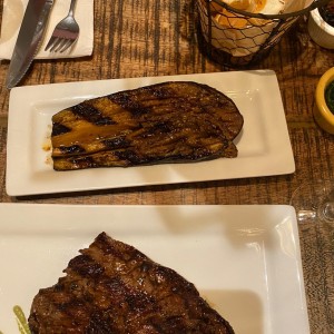 Vacio con berenjena a la parrilla