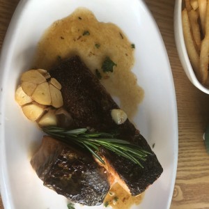 salmon con salsa de Ajo y Romero