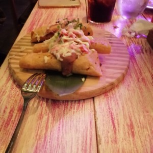 Tacos dorados de pollo