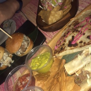 entrada: mini hamburgesas y bandeja frida