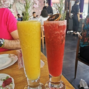 Jugo de maracuya y limonada de fresa con hierbabuena