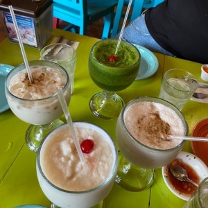 horchata de coco, limonada de coco y limonada de hierba buena