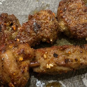 Pinchos de cordero asado
