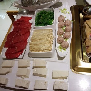Cortes premium - Rollo de carne, fideos de papas, ensalada wakame, bolitas de pescado, hongos enoki y tofu