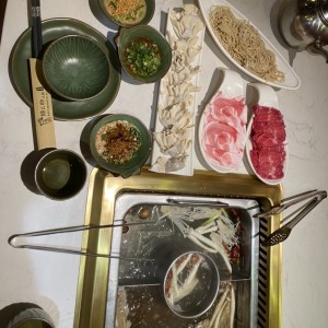 Caldo a base de Hongos, Wanton, Fideos de Huevo, Cortes Nacionales y Salsas.