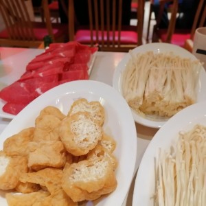Tofu frito, hongos Enoki y Angus beef