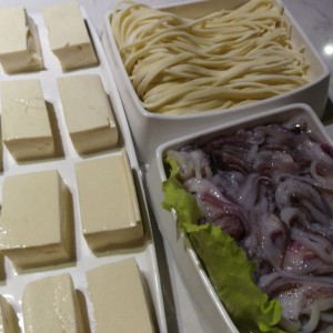 mix de tofu, pulpo y fideo