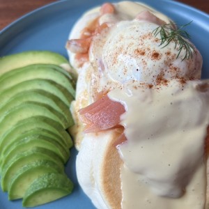 Fluffy pancake con huevos benedictinos