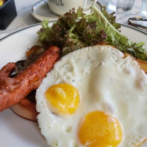 Huevos Fritos con Salchicha/Hongos y Pan