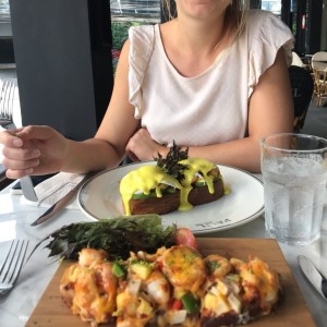 huevos benedict con langostina