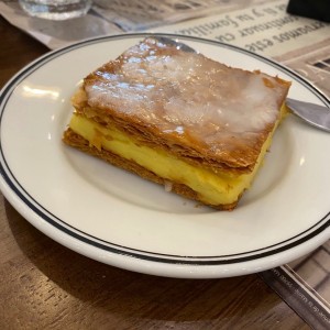 Milhojas con relleno de crema pastelera