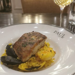 Filete de corvina con arroz meloso y mariscos.