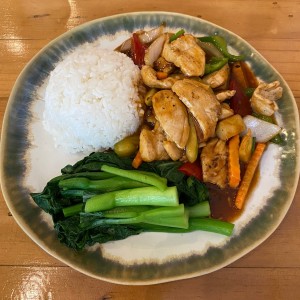 Comida completa con pollo agridulce