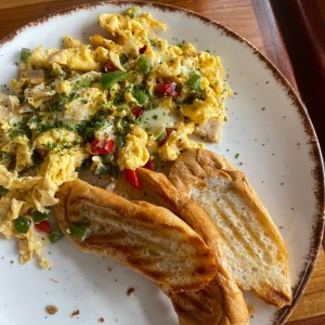 Huevos revueltos con pavo y vegetales