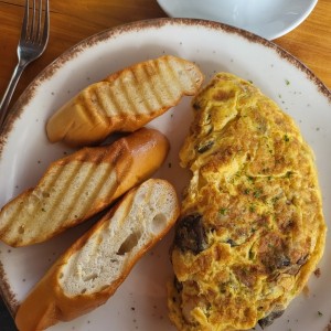 omelet hongos, tomate pavo y mozarella