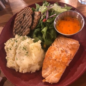salmon con salsa de azafran pure de papa