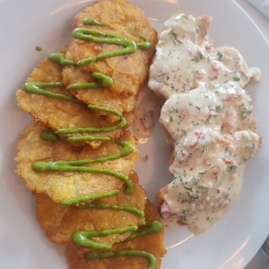 Pollo en salsa blanca con patacones