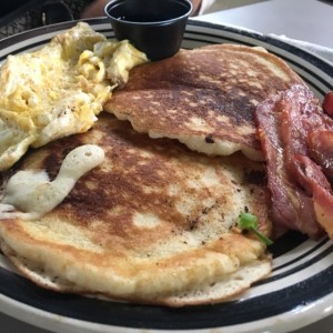 pancake y huevos revueltos