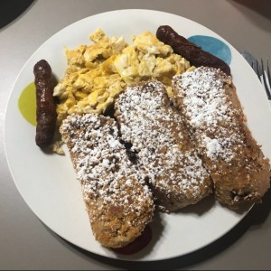 French Toast + Huevos Revueltos + Salchichas