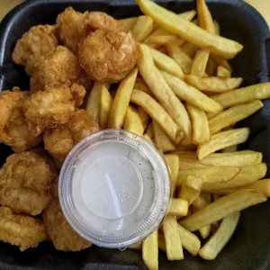 Camarones apanados con papas fritas