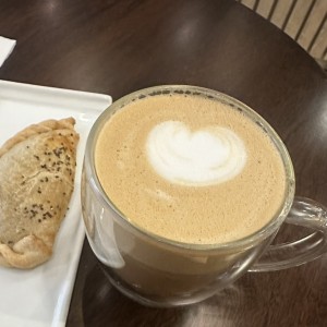 Cappuccino y empanada pulled pork
