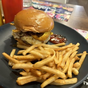 Hamburguesa con wanton frito