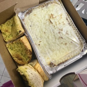 Combo lasagna con pan ajo y soda