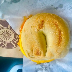 bagel con huevo