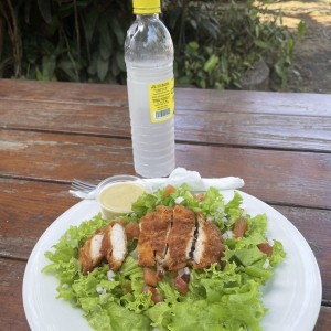 Ensalada pollo apanado
