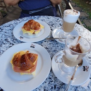 Emparedado de Croasant y Cappucino