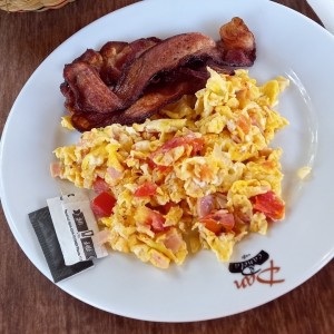 huevos revueltos con extra tocino