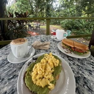 Pan con aguacate y huevo 