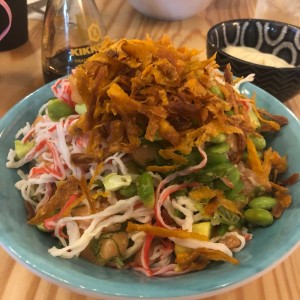 build your own poke con base de zucchini noodles, salmon y kani, aguacate edamame y wakame, crunch de camote y salsa de masago.