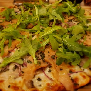 pizza en masa de albahaca