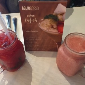 macerada con sandia, menta, hierbabuena y smothie fresa con banana.