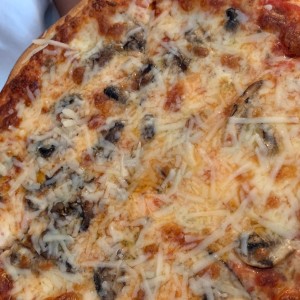 Pizza de hongos con aceite de trufa