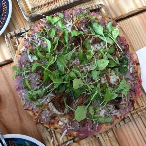 Pizza con carpaccio de res