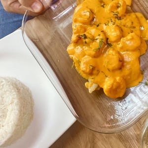 Pescado en salsa con camarones y arroz blanco