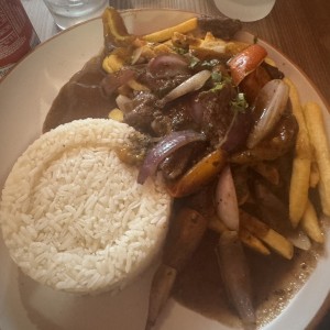 PLATOS FUERTES - Lomo Saltado