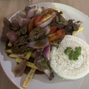 PLATOS FUERTES - Lomo Saltado