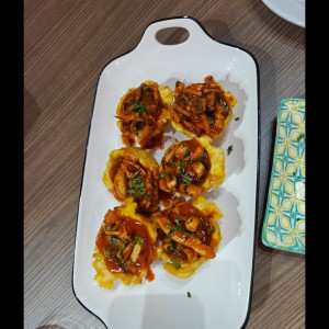 Patacones rellenos de Mariscos Calientes