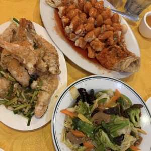 Langostinos fritos con ajo, vegetales surtidos y Robalo en salsa agridulce 