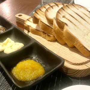 Pan gluten free con mermeladas y mantequilla
