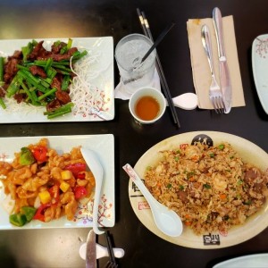 Mongolian beef, pollo en salsa agridulce y un tradicional arroz frito chino