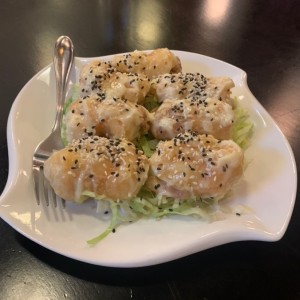 Langostinos rellenos de hongos en salsa de mayonesa