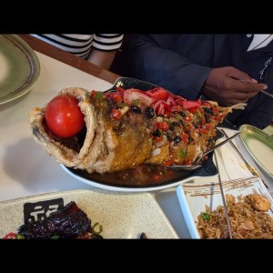 Pescado en corte de uva en Salsa de Frijol negro/Salsa agridulce