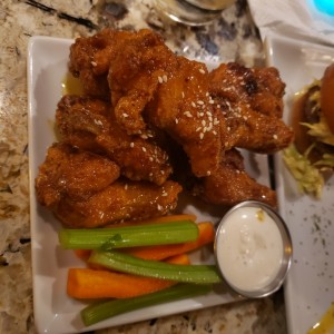 Alitas con whiskey sauce. 