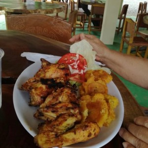 Pollo asado con patacones
