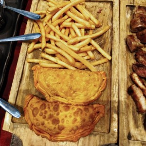 Empanadas y papas fritas